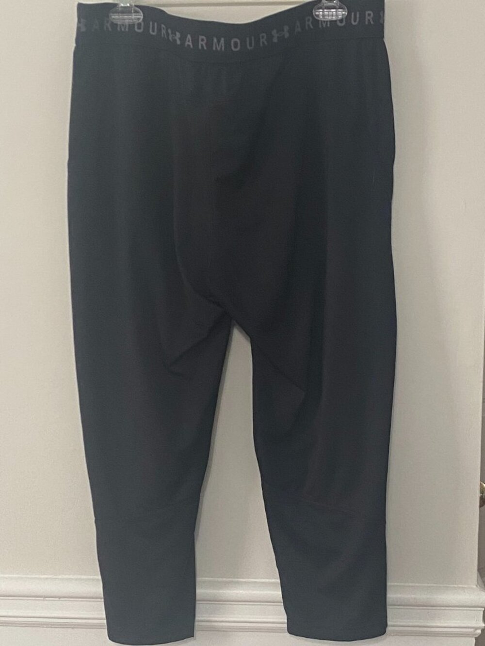 Black Under Armour cropped athletic pants size XL